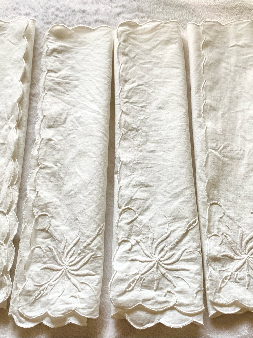 Vintage Cream Scalloped Linen Napkins with Floral Embroidery - Set